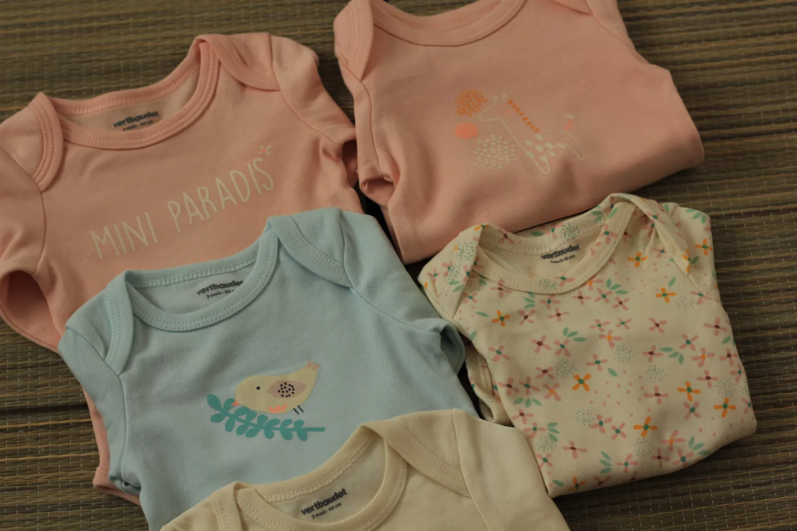 Tamanhos de roupa de bebé: guia por idade, peso e altura