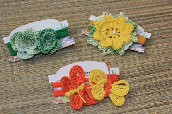 Fita de cabelo em nylon com flor em crochê